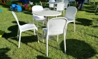 biale-krzesla-eventowe-victoria-z-polyskiem-wynajem-eventmeble