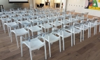 biale-krzesla-eventowe-z-podlokietnikami-carmen-wypozyczalnia-krzesel